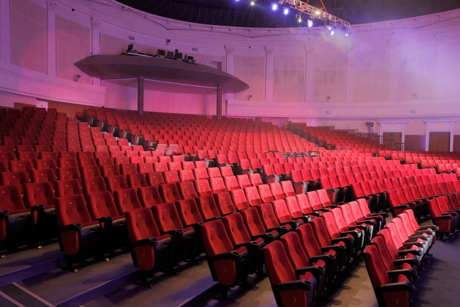 Концертный зал раньше вмещал 100. Концертный зал Колизей Санкт-Петербург. Концертный зал Колизей Арена СПБ.